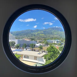 Standing Tevai Papeete (Tahiti)